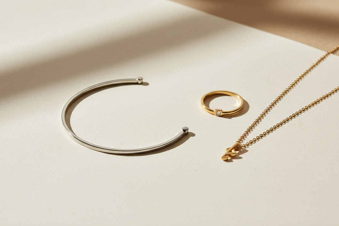 Guide bijoux minimalistes – chaîne fine, jonc, puces et bague solitaire en acier inoxydable et argent 925 – Chic & Perles