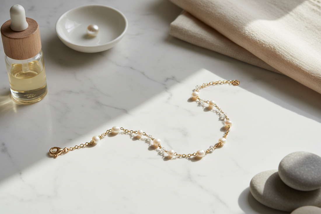 Bracelet de cheville : histoire, symbolique et comment le porter en 2026