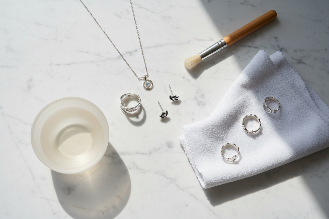Comment nettoyer ses bijoux en argent 925 à la maison