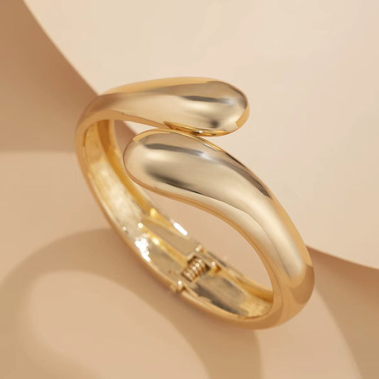 Bracelet Eos unisexe en alliage de zinc doré, design minimaliste ouvert avec finition brillante, idéal pour un style contemporain et raffiné.