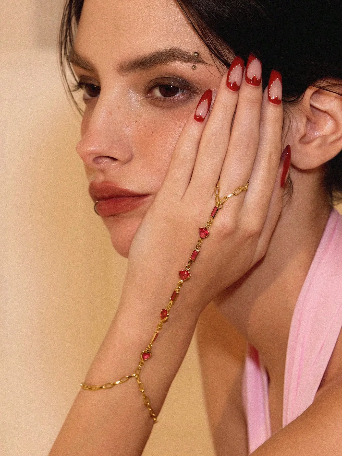 Chaîne de Doigt Pascale - Cristal Plaquée Argent | Bijou de Main Femme