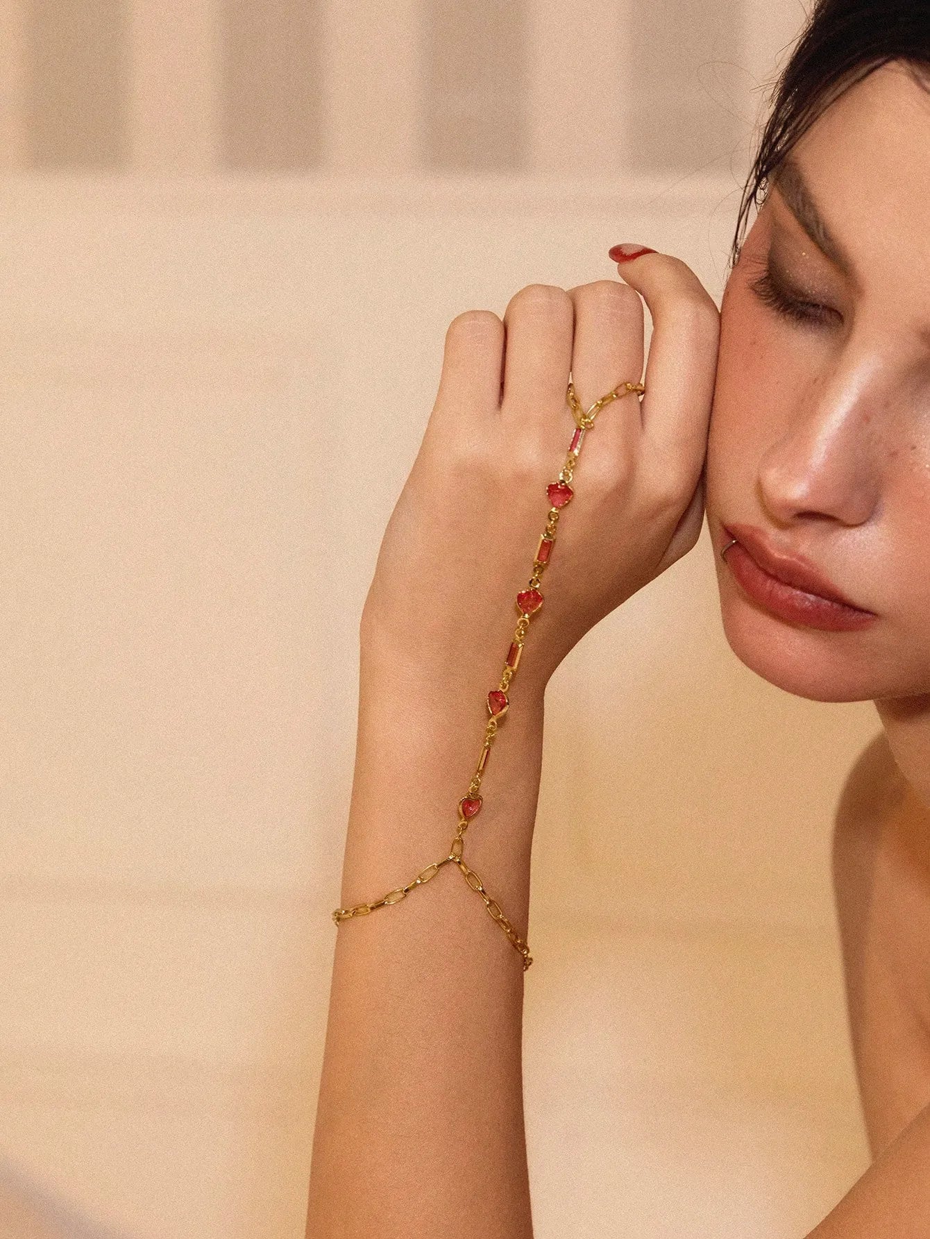 Chaîne de Doigt Pascale - Cristal Plaquée Argent | Bijou de Main Femme